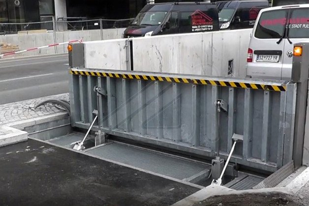 Bariera przeciwpowodziowa na parkingu